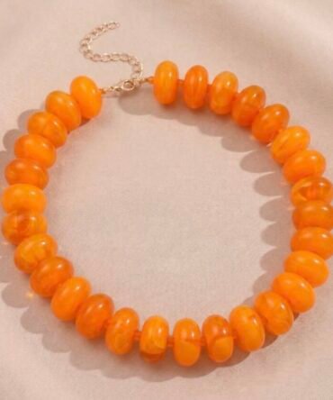 Collar naranja de puntos