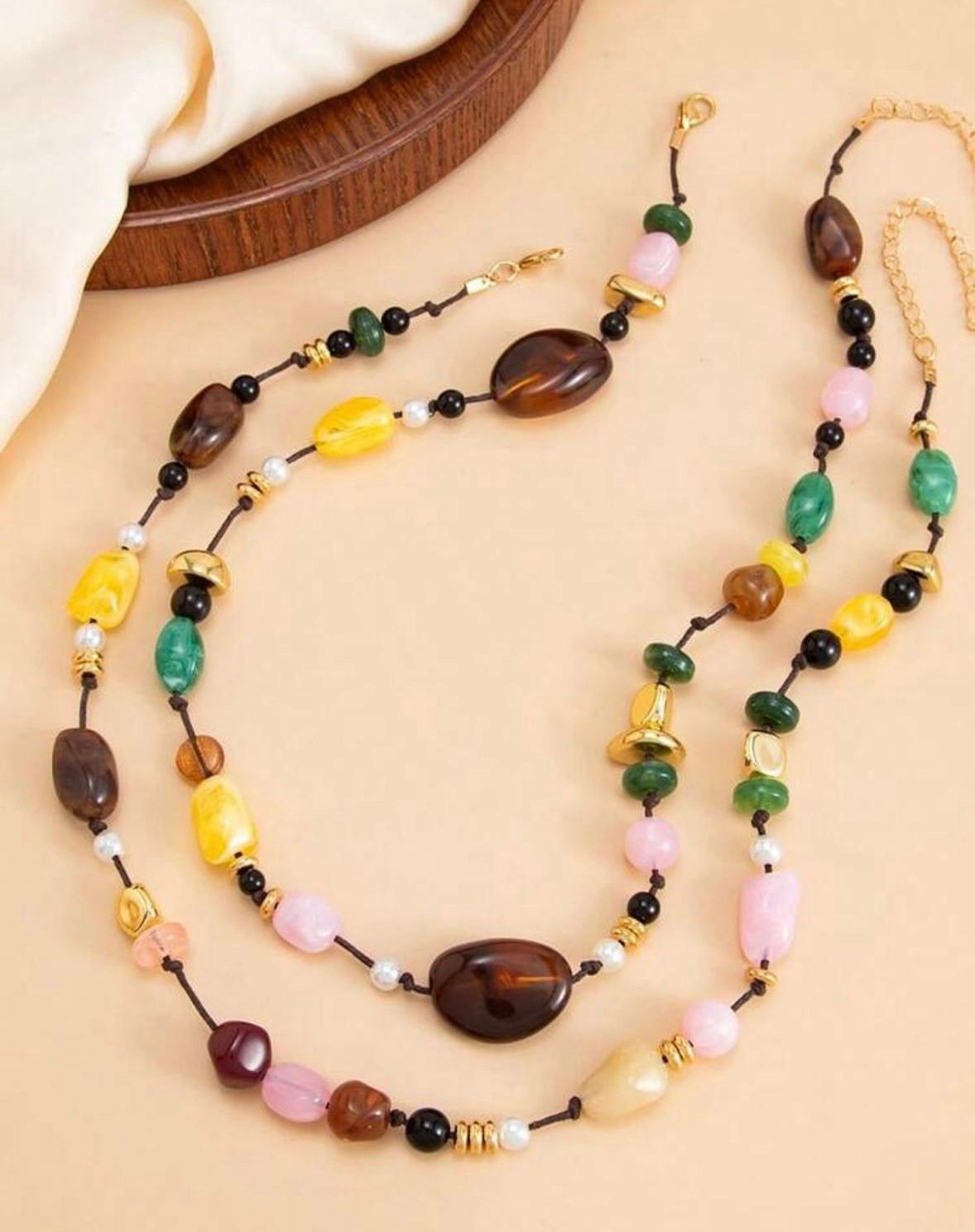 Collar en tonos tierra