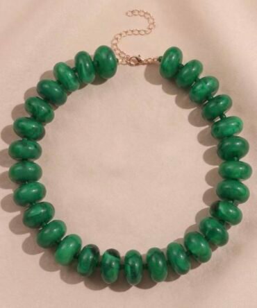 Collar verde de pelotas