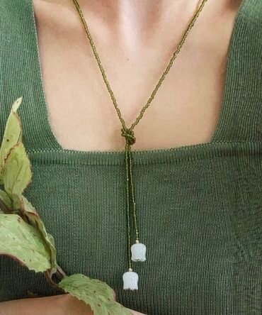 Collar de tirantes verde con flores