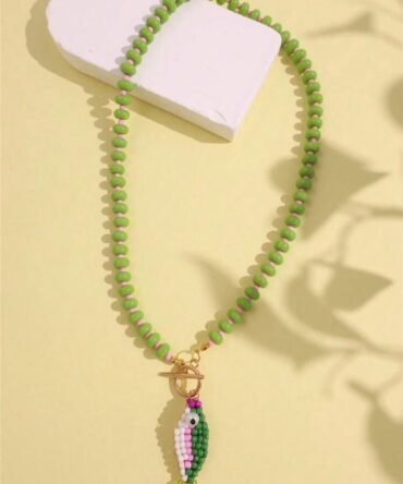 Collar de pez verde